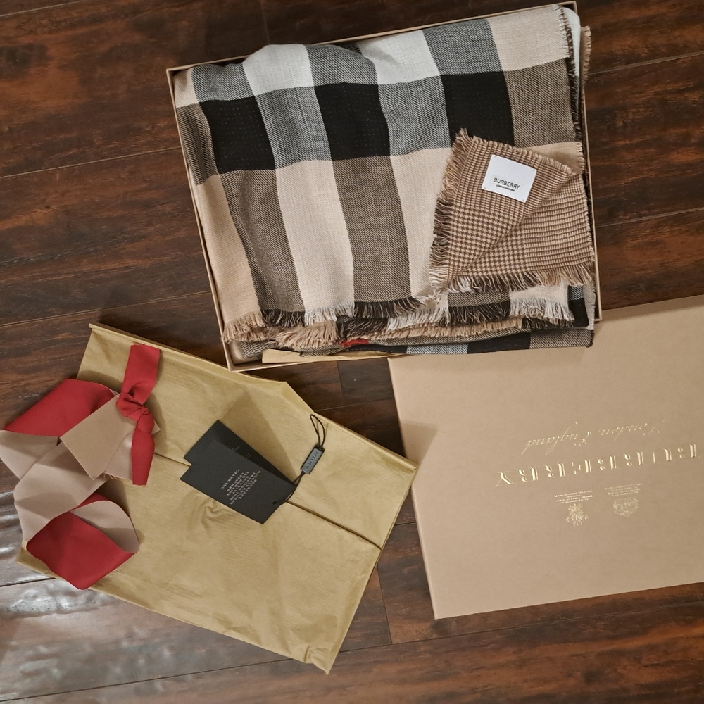 Burberry very big scarf/shawl